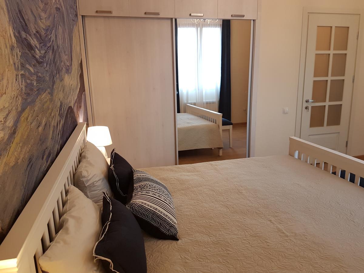 The Starry Night Apartment 巴统 外观 照片