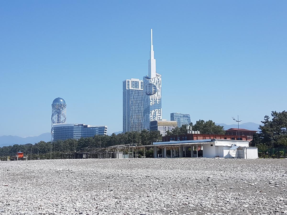 The Starry Night Apartment 巴统 外观 照片